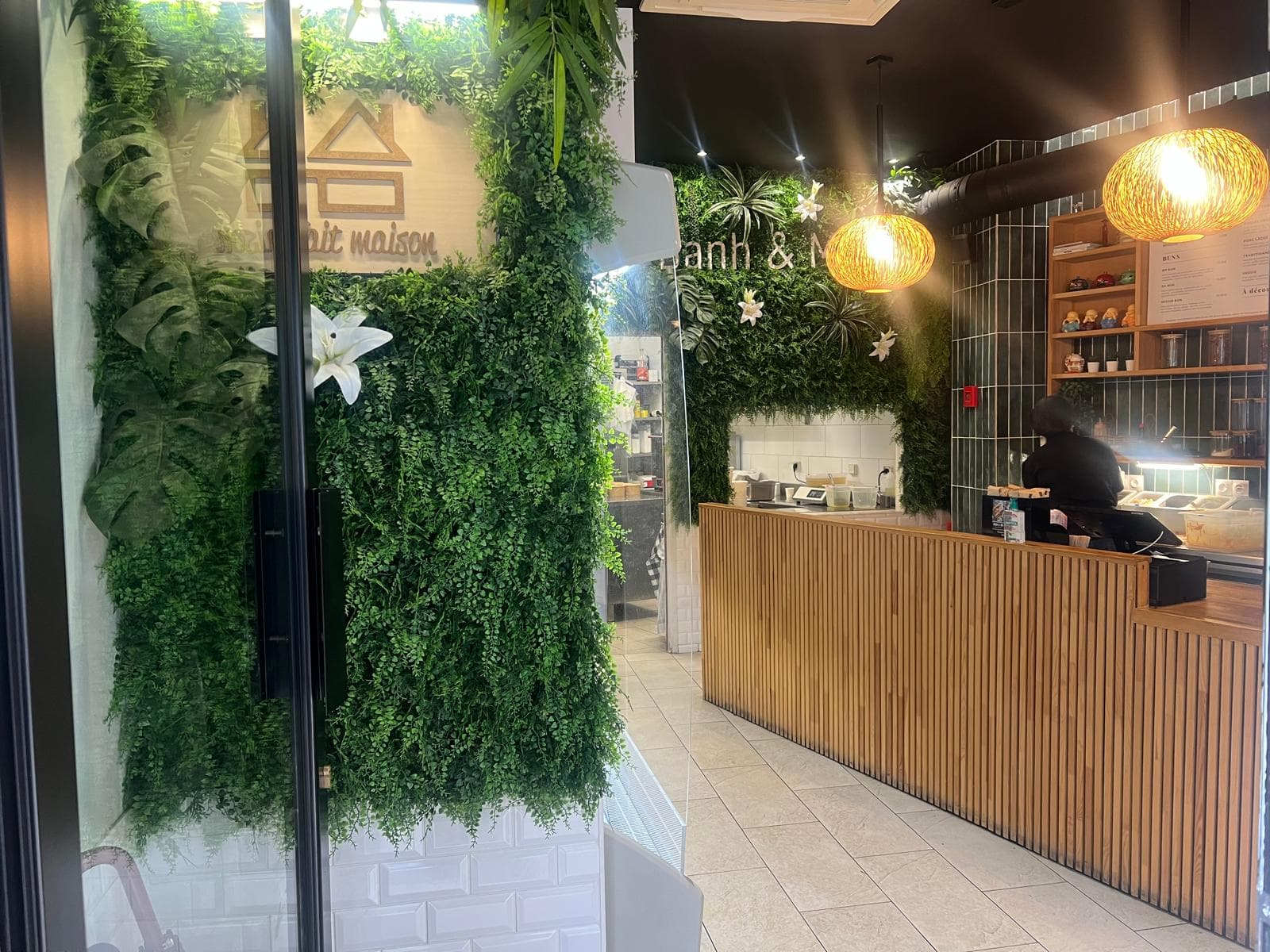 Intérieur chaleureux du restaurant Banh & Me